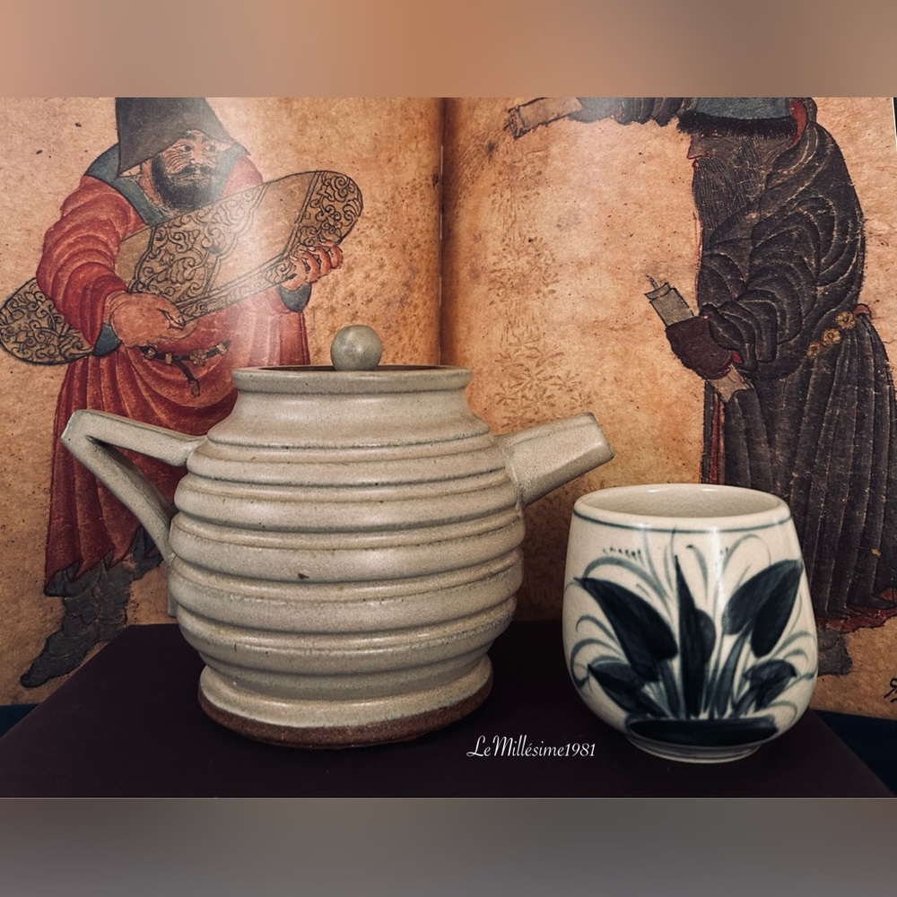 🛑SOLD🛑 Beautiful Vintage Rustic Ribbed Teapot
